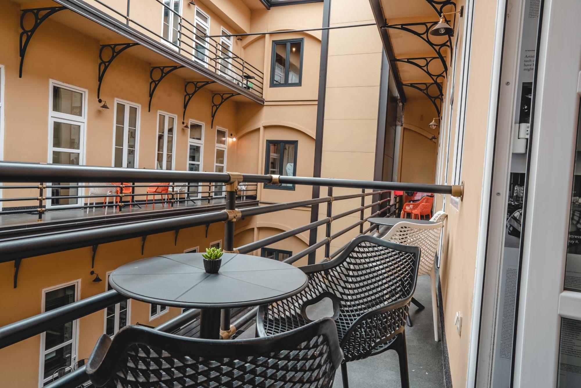 Tweepersoonskamer met 2 Aparte Bedden en Balkon